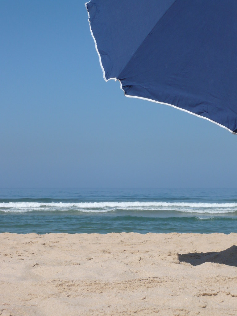 Best Beach Bars and Restaurants Near Lisbon: Where to Go This Summer
